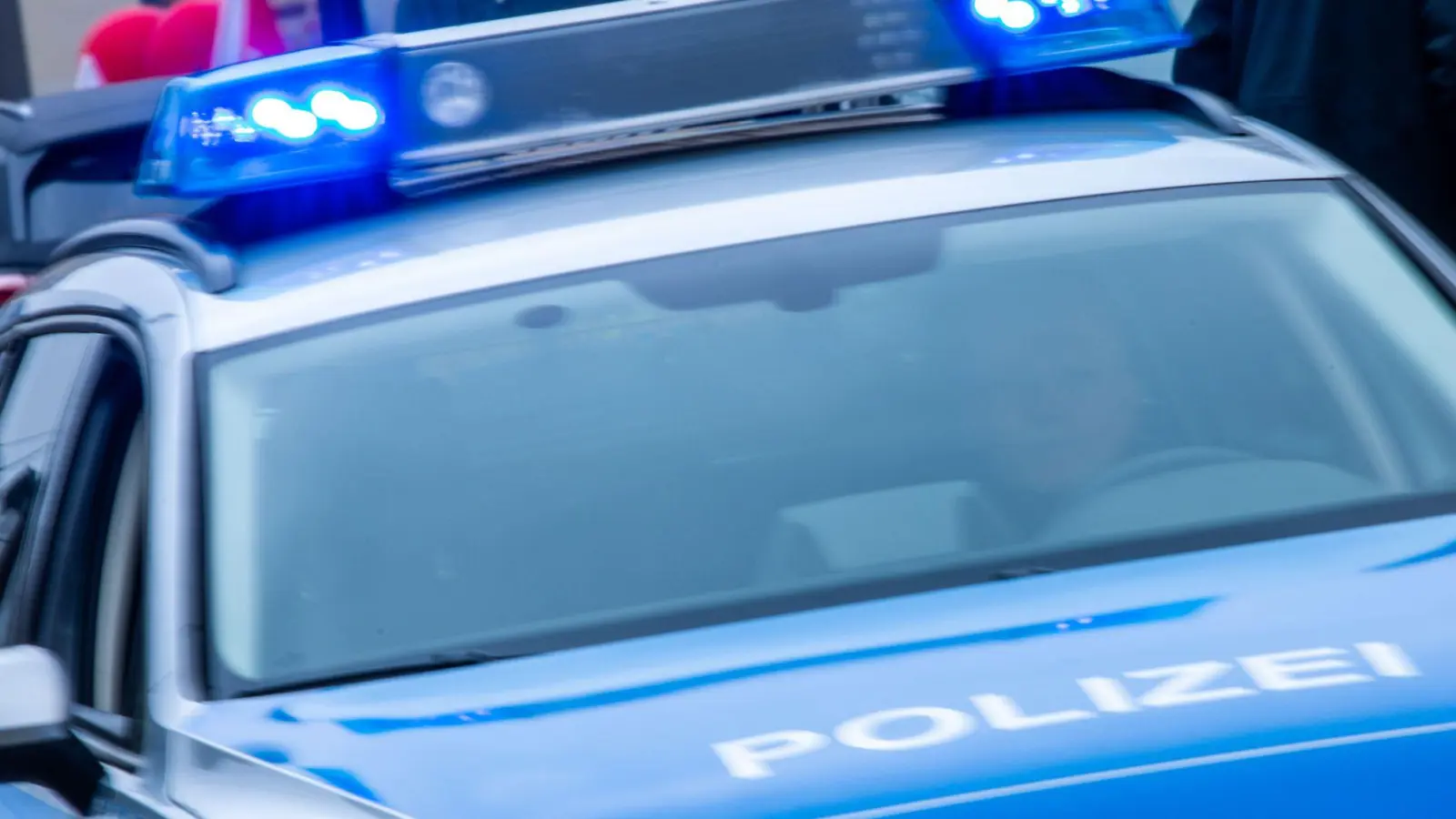 Ein Streifenwagen der Polizei ist mit Blaulicht im Einsatz. (Foto: Jens Büttner/dpa/Symbolbild)