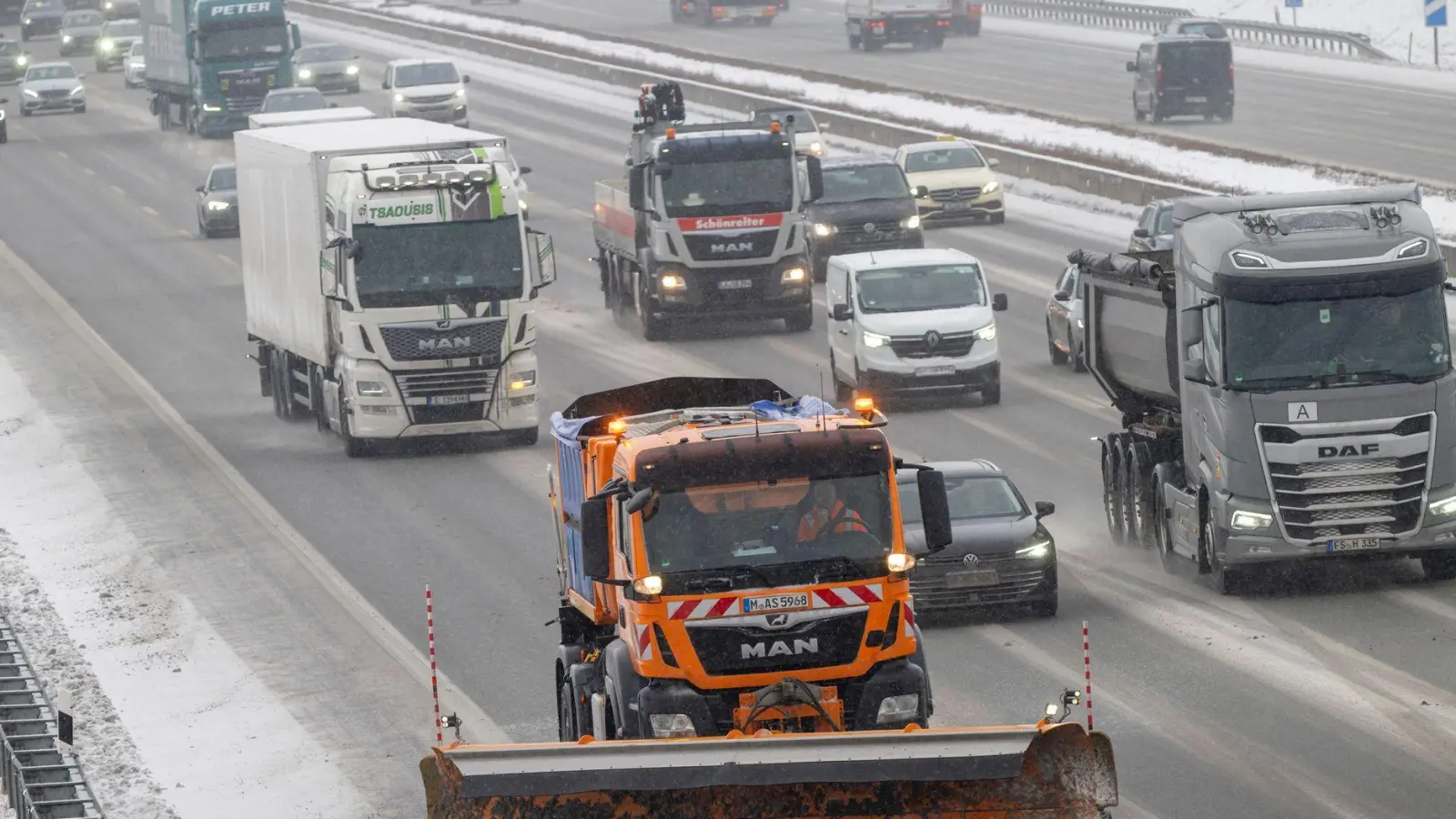 Räumfahrzeuge sind im Freistaat unterwegs. (Foto: Peter Kneffel/dpa)
