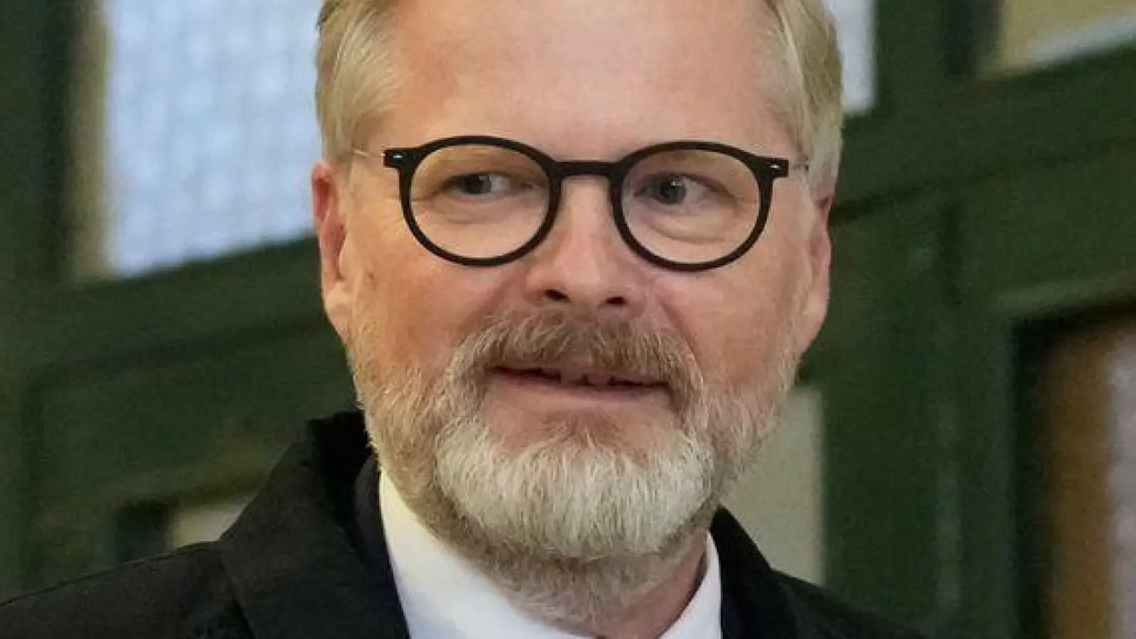 Der tschechische Regierungschef Petr Fiala gibt seine Stimme bei den Parlamentswahlen in einem Wahllokal ab. Nach der Niederlage seiner liberalkonservativen Koalition hat sein Kabinett nun seinen Rücktritt erklärt. (Archivbild) (Foto: Darko Bandic/AP/dpa)