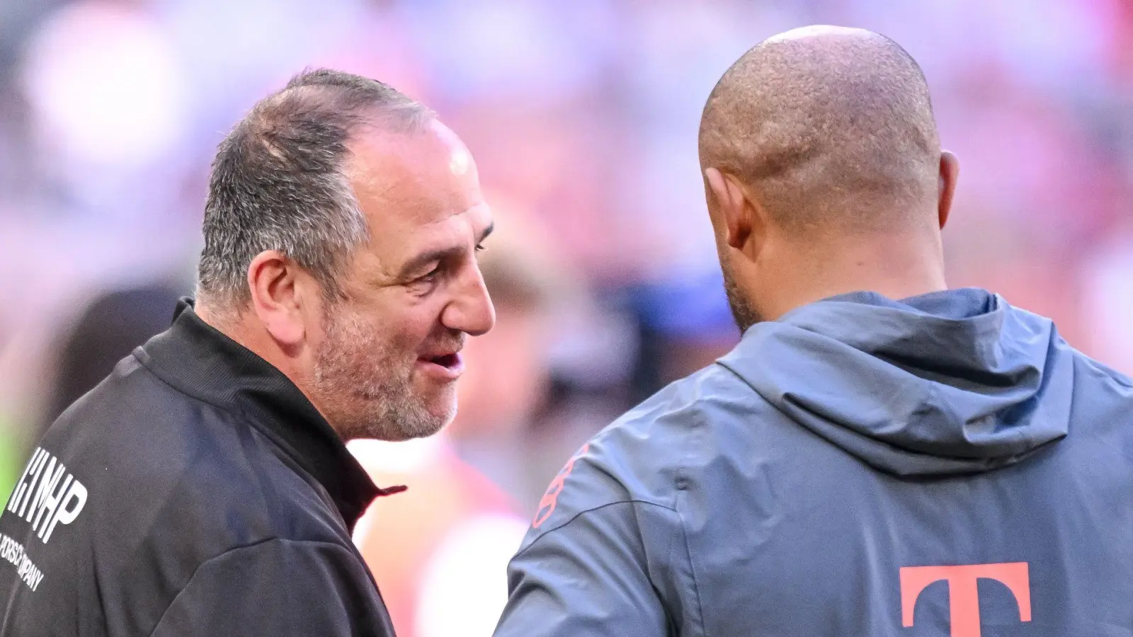 Schätzen sich: Heidenheims Frank Schmidt und Vincent Kompany von den Bayern. (Foto: Harry Langer/dpa)