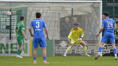 Das 0:1: Torwart Heiko Schiefer kann dem Ball nur hinterherschauen. (Foto: Martin Rügner)