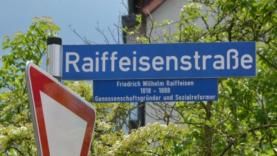 So wie hier am Eingang der Raiffeisenstraße sollen künftig alle Straßenschilder Neustadts aussehen, mittels derer Personen geehrt wurden. (Foto: Patrick Lauer)