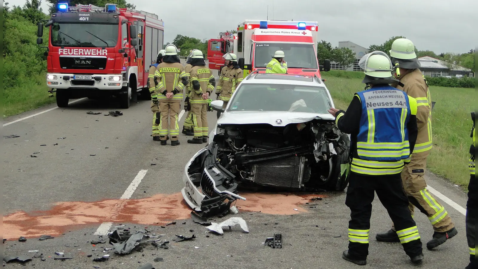 Auf der B13 zwischen Ansbach und Lehrberg kam es am Freitagnachmittag zu einem Frontalzusammenstoß. (Foto: Winfried Vennemann)