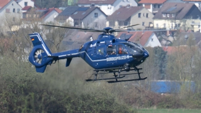 Bei der anschließenden Fahndung setzte die Bundespolizei auch einen Hubschrauber ein. (Symbolbild) (Foto: Boris Roessler/dpa)