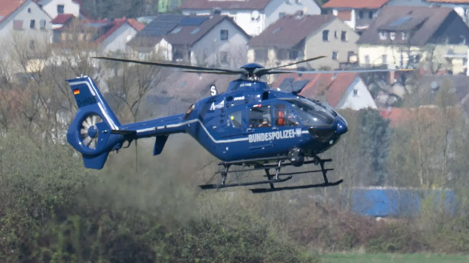 Bei der anschließenden Fahndung setzte die Bundespolizei auch einen Hubschrauber ein. (Symbolbild) (Foto: Boris Roessler/dpa)