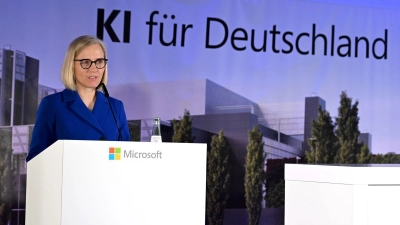 Microsoft-Deutschlandchefin Agnes Heftberger beim Spatenstich für eins der drei bereits bekannten KI-Rechenzentren von Microsoft im Rheinischen Revier im März. (Archivbild) (Foto: Wolf von Dewitz/dpa)