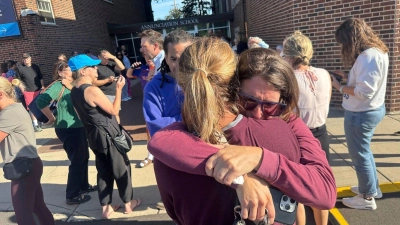 Kinder und Erwachsene sind schockiert nach den tödlichen Schüssen an der Schule. (Foto: Richard Tsong-Taatarii/Star Tribune/AP/dpa)