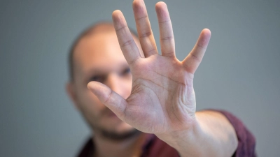 Schwerwiegende Pflichtverletzung: Handgreiflichkeiten am Arbeitsplatz können zur fristlosen Kündigung führen, wie ein Urteil des Landesarbeitsgerichts Niedersachsen zeigt. (Foto: Andrea Warnecke/dpa-tmn)