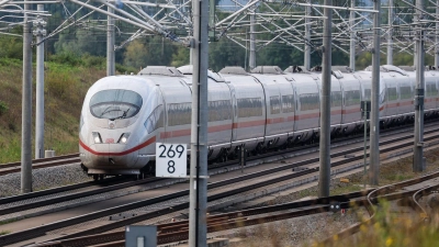 Die Deutsche Bahn will einen frühen ICE-Halt in Aschaffenburg streichen. (Symbolbild)  (Foto: Jan Woitas/dpa)