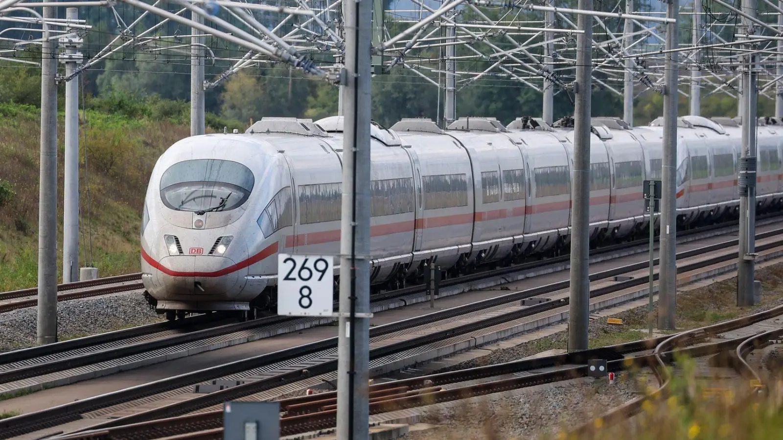 Die Deutsche Bahn will einen frühen ICE-Halt in Aschaffenburg streichen. (Symbolbild)  (Foto: Jan Woitas/dpa)