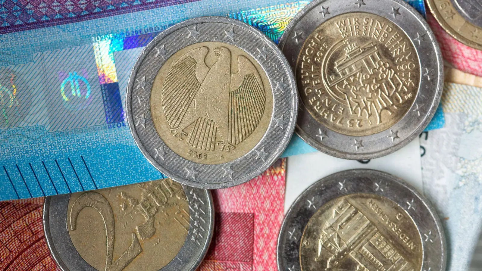 Bezahlen mit Bargeld kann für den Wirt mehr Logistik erfordern. (Illustration) (Foto: Fernando Gutierrez-Juarez/dpa)