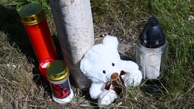 Menschen haben Kerzen und einen Teddybären an der Unfallstelle abgestellt. (Foto: Bernd Weißbrod/dpa)