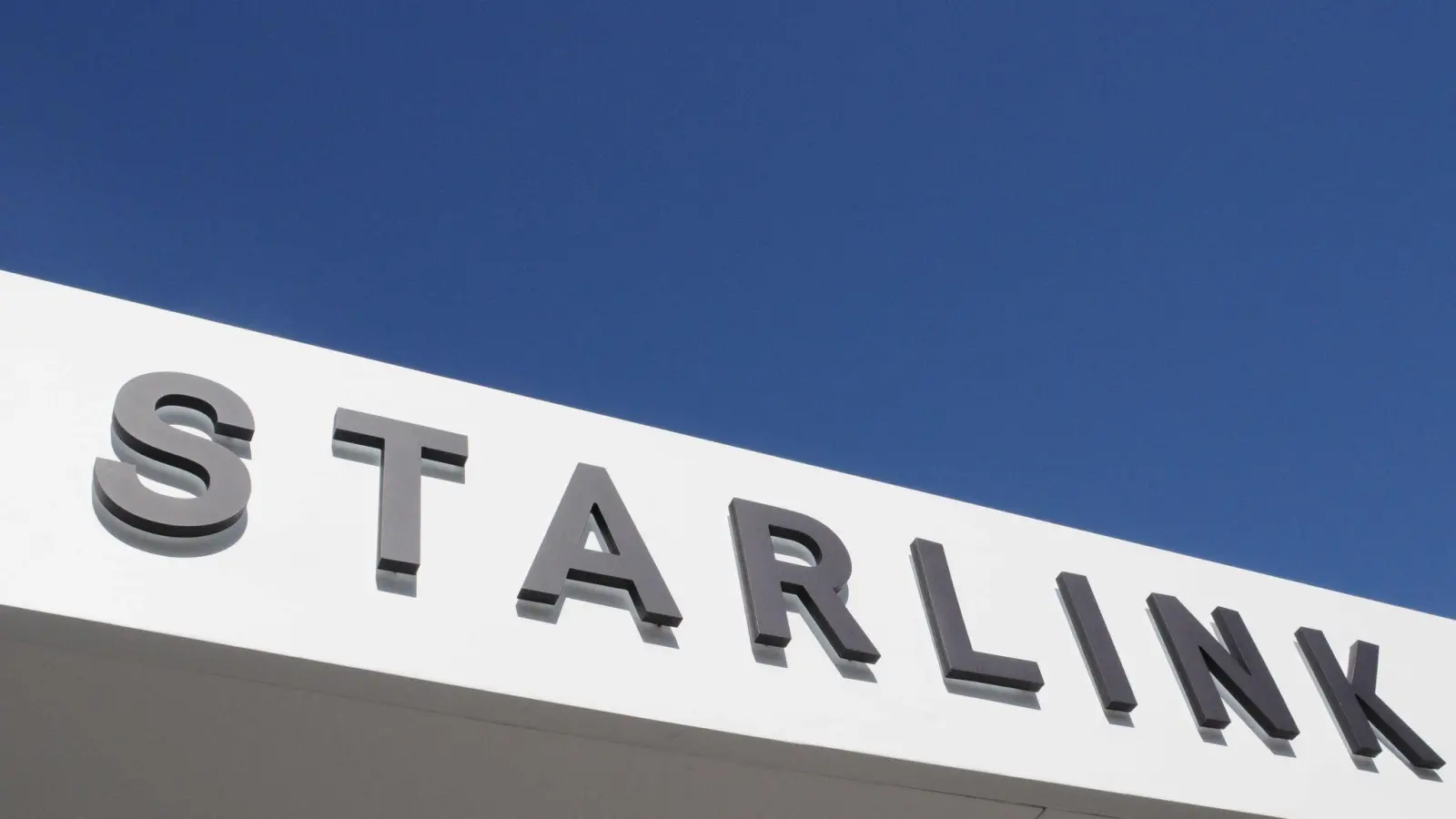 Ein Starlink-Marketingpavillon beim Mobile World Congress 2024. (Foto: Wolf von Dewitz/dpa-Zentralbild/dpa)