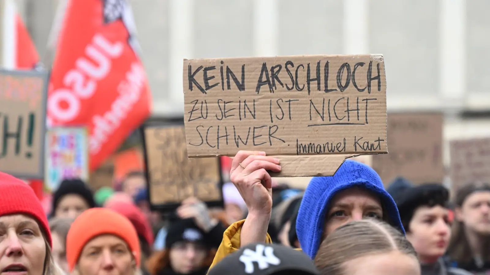 In München sind Tausende für Solidarität mit Betroffenen von digitaler, sexueller Gewalt auf die Straße gegangen. (Foto: Felix Hörhager/dpa)