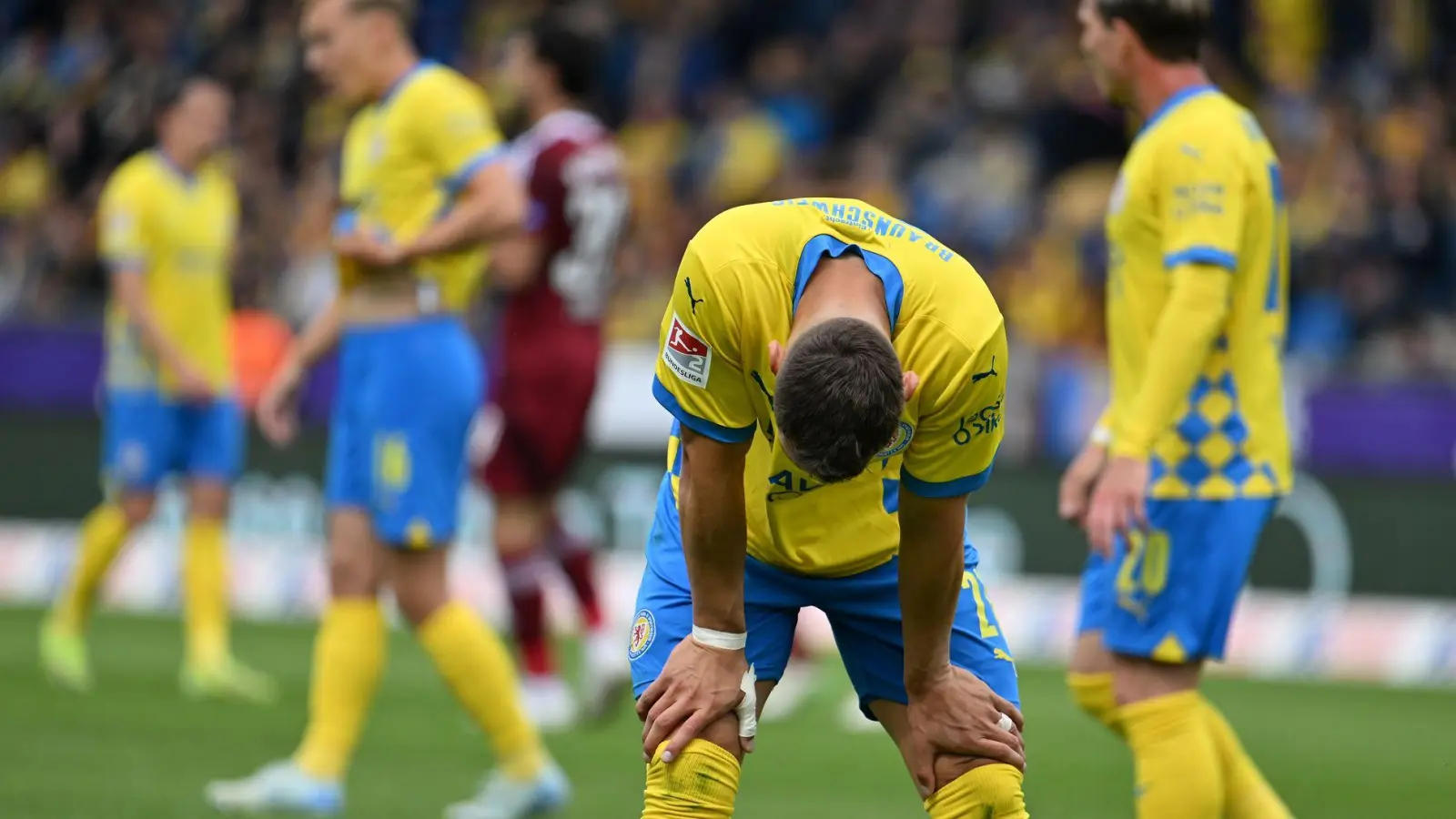 Vorgeführt: Braunschweig muss in die Relegation. (Foto: Swen Pförtner/dpa)