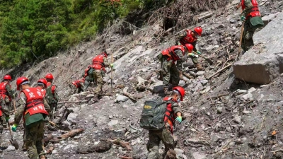 Rettungskräfte suchten fieberhaft nach Toten und Vermissten.  (Foto: Liu Shuang/Xinhua/AP/dpa)