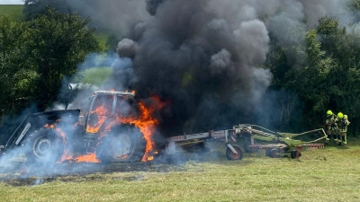 Ein Traktor fing beim Schwadern Feuer. Mehrere Feuerwehren waren vor Ort. (Foto: Kreisfeuerwehrverband NEA)