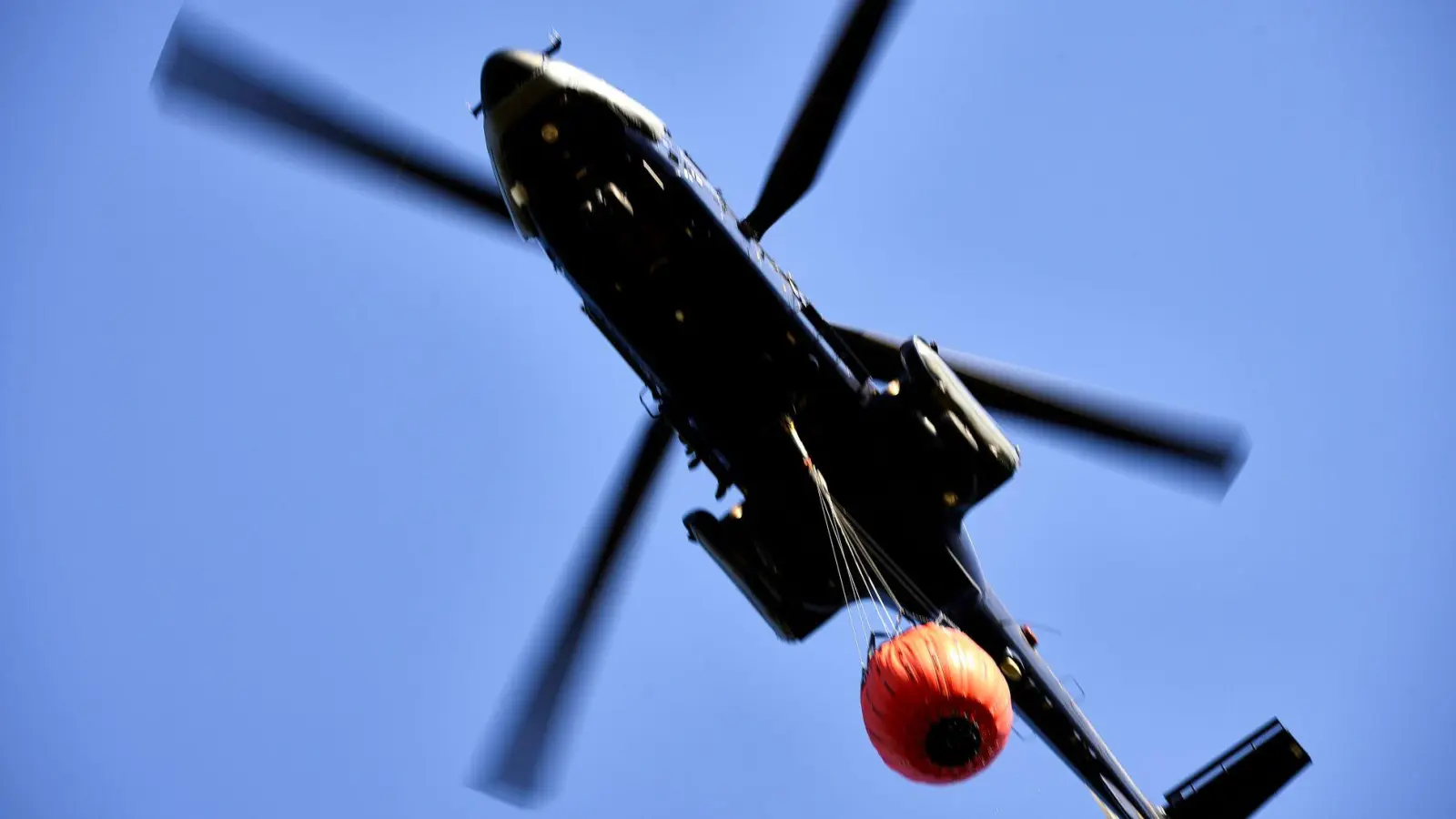 Löschhubschrauber waren bei dem Waldbrand im Einsatz. (Symbolbild) (Foto: Michael Ukas/TNN/dpa)