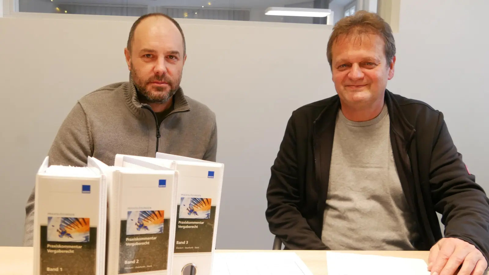 Gerhard Hofmann leitet den Hochbau und Bernd Trapp den Tiefbau bei der Stadt Neustadt. (Foto: Ulli Ganter)