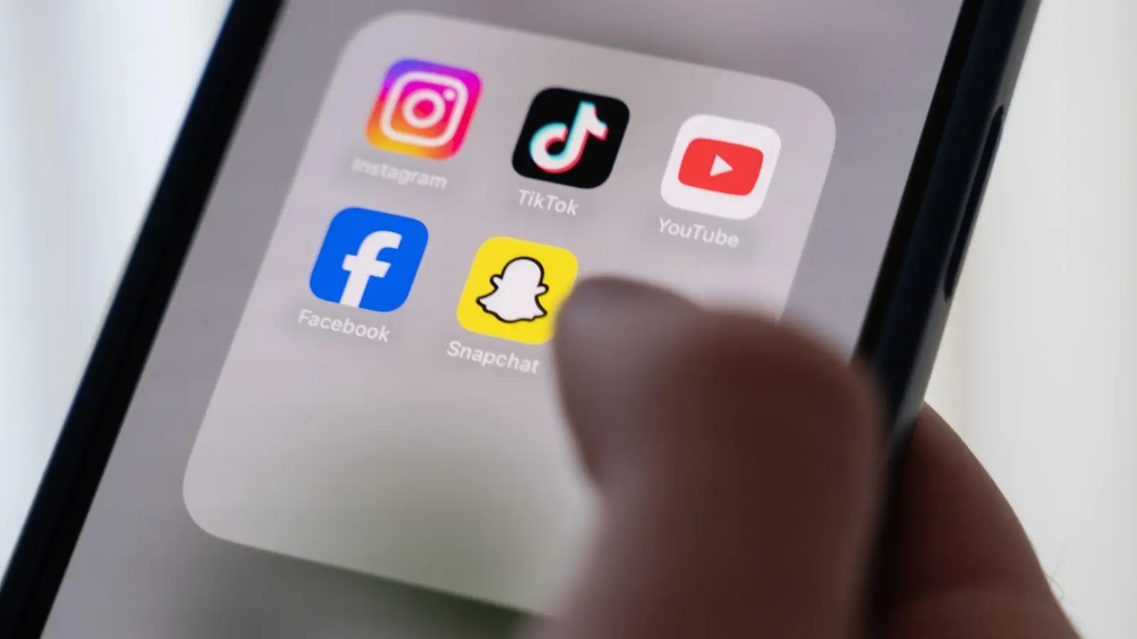 Apps für soziale Medien haben sehr unterschiedliche Funktionen. (Illustration) (Foto: Alicia Windzio/dpa)