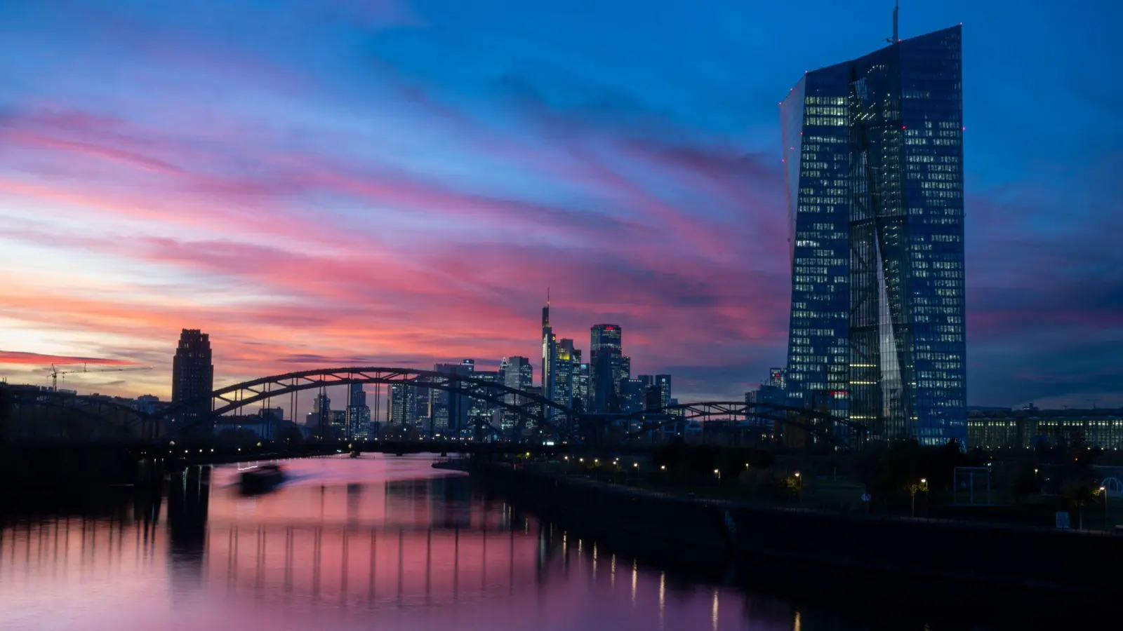 Die Inflation in der Eurozone legt vor dem nächsten Zinsentscheid der EZB überraschend zu (Archivbild) (Foto: Boris Roessler/dpa)