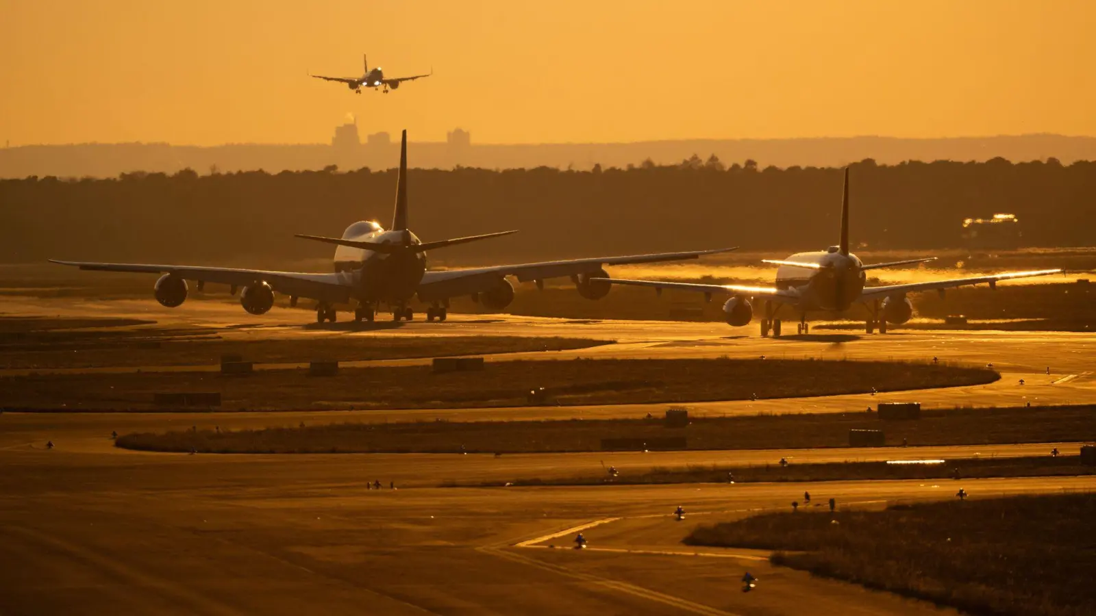 Am Frankfurter Flughafen ist ein Warnstreik der Beschäftigten im öffentlichen Dienst angekündigt.  (Foto: Boris Roessler/dpa)