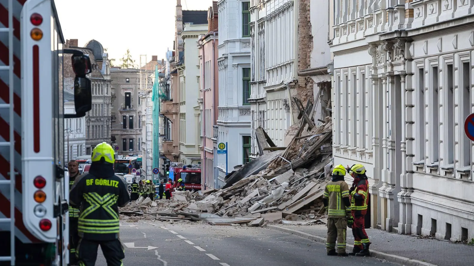 Die Unfallstelle musste zunächst abgesichert werden.  (Foto: Paul Glaser/dpa)