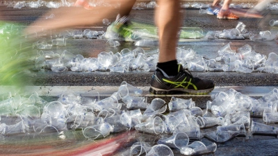 Nicht wegrennen: Auch beim Entsorgen von Bechern, Verpackungen und Equipment sollten Sportler konsequent dranbleiben. (Foto: Gregor Fischer/dpa/dpa-tmn)