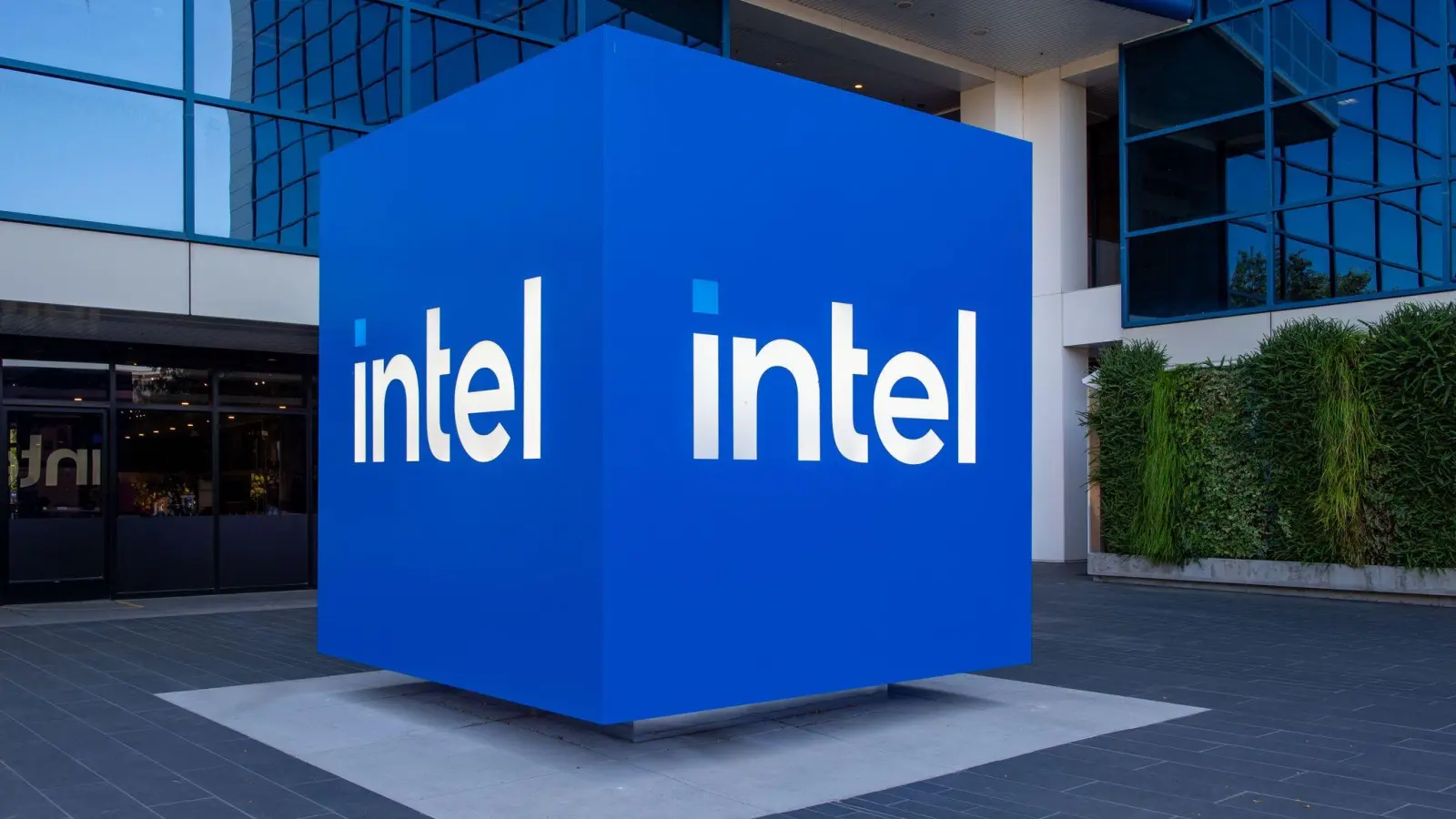 Intel war einst das Maß der Dinge in der Chipbranche - und stecke nun in der Krise. (Archivbild) (Foto: Andrej Sokolow/dpa)