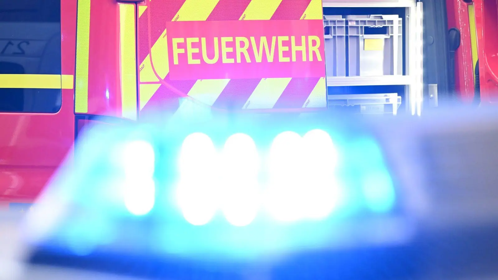 Die Rauchwolke war von Weitem zu sehen, Anwohner sollten Fenster schließen. (Symbolbild) (Foto: Bernd Weißbrod/dpa)