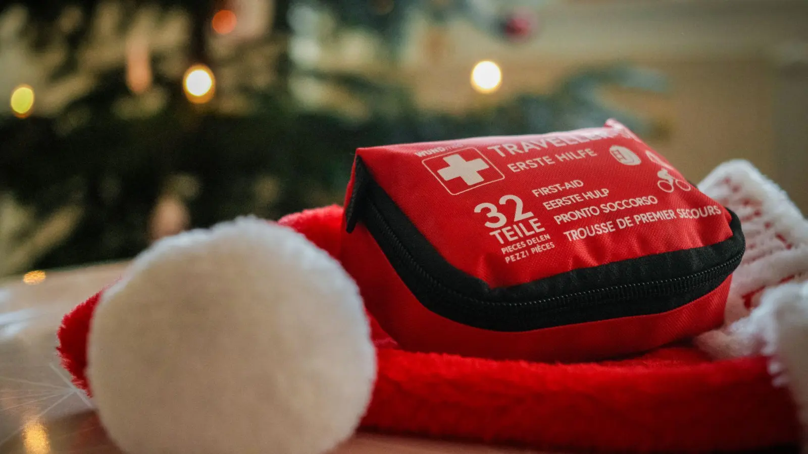 Kleine und größere Notfälle: An den Feiertagen kann auch mal etwas schiefgehen.  (Foto: Zacharie Scheurer/dpa-tmn)