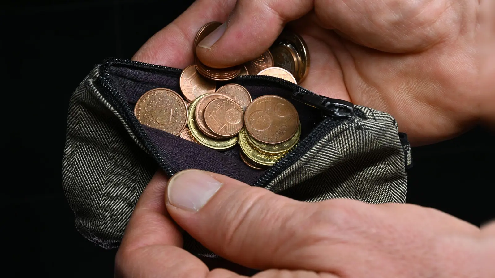 In Bayern ist Überschuldung vergleichsweise selten. (Symbolbild) (Foto: Martin Schutt/dpa)