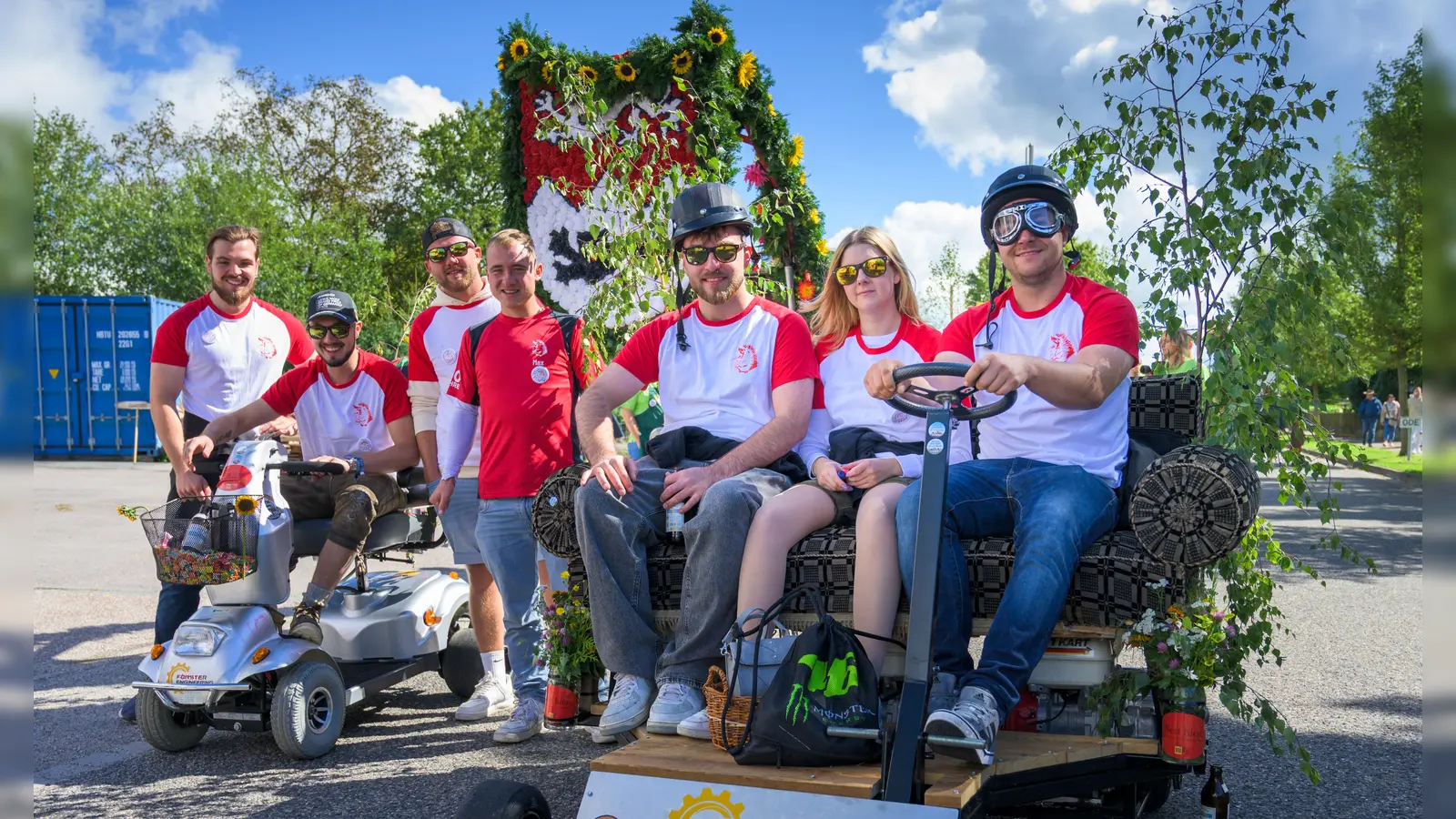 Am Festumzug in Schillingsfürst nehmen am Sonntag verschiedene Gruppen teil – durchaus mit skurrilen Gefährten. (Foto: René Chlopotowski)