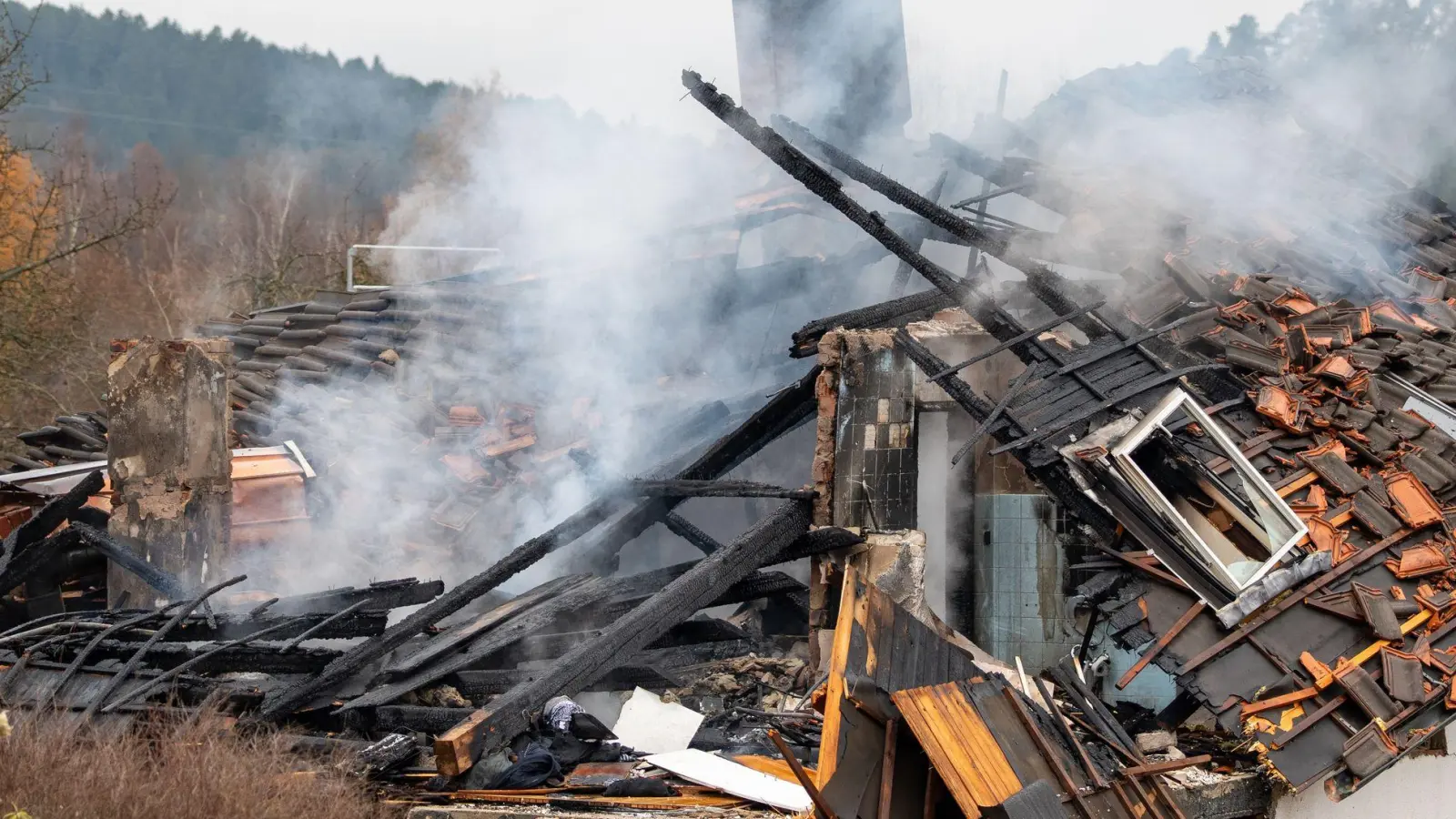 Die Feuerwehr war nach der Explosion in einem Wohnhaus in Chamerau auch am Nachmittag mit Löscharbeiten beschäftigt. (Foto: -/News5/dpa)