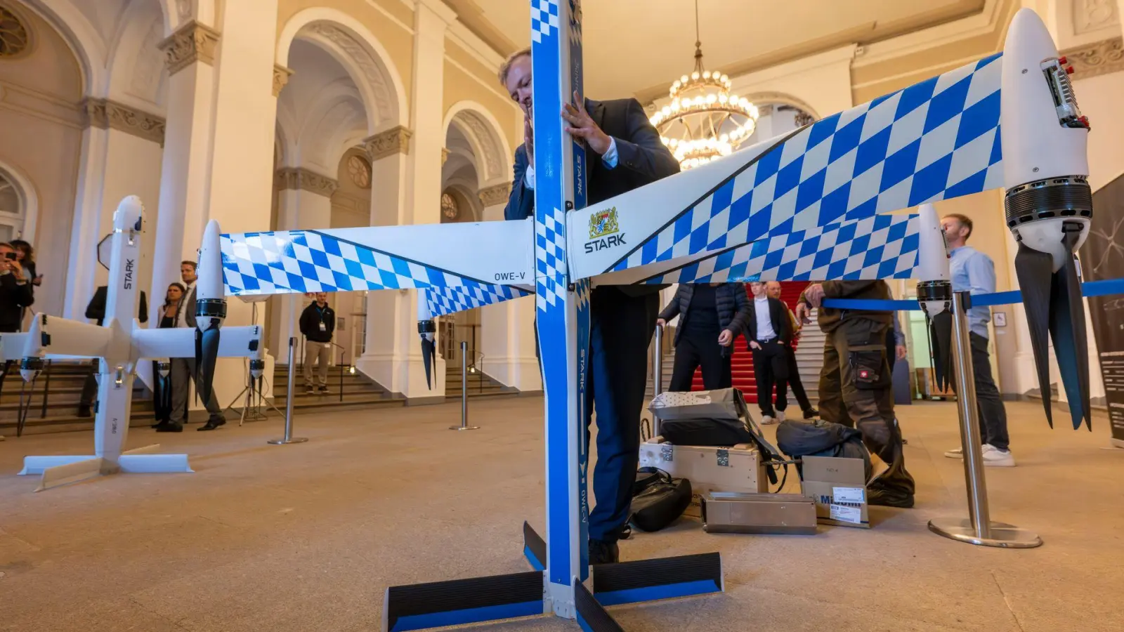 Bayern will es der Verteidigungsindustrie leichter machen - im Landtag durfte die Firma Stark am Dienstag schon ihre Drohnen zeigen. (Foto: Peter Kneffel/dpa)