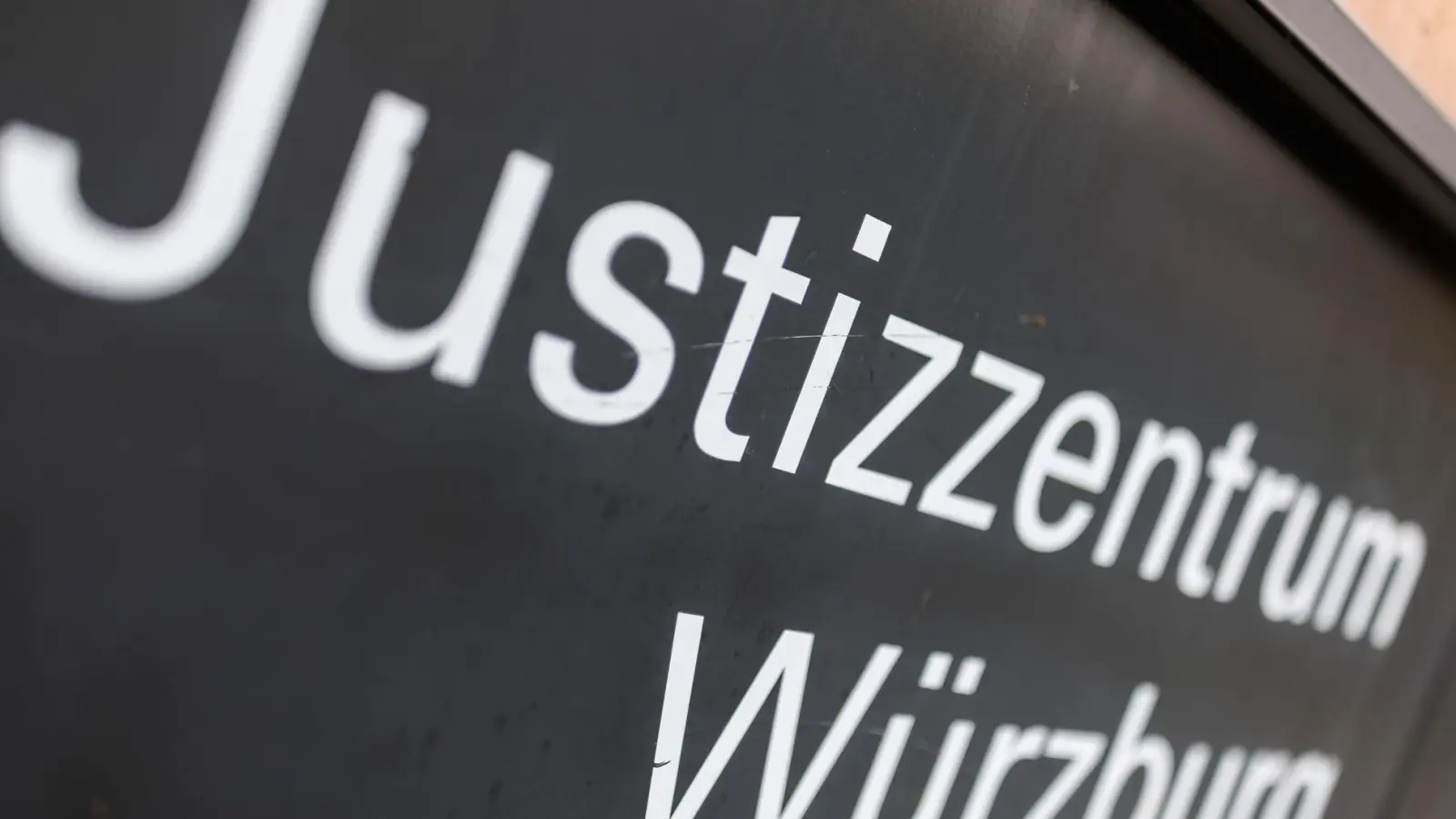 Zwei Männer wurden wegen bewaffneten Diebstahls verurteilt. (Symbolbild) (Foto: Daniel Karmann/dpa)