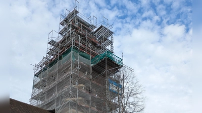 Die evangelische Kirche St. Martin in Schopfloch muss saniert werden. Nun hat sich herausgestellt, dass auch die Turmuhr repariert und in Teilen ersetzt werden muss. (Foto: Daniel Ganzer)