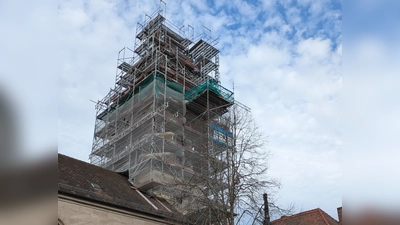 Die evangelische Kirche St. Martin in Schopfloch muss saniert werden. Nun hat sich herausgestellt, dass auch die Turmuhr repariert und in Teilen ersetzt werden muss. (Foto: Daniel Ganzer)