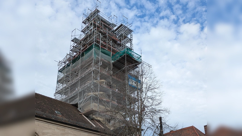Die evangelische Kirche St. Martin in Schopfloch muss saniert werden. Nun hat sich herausgestellt, dass auch die Turmuhr repariert und in Teilen ersetzt werden muss. (Foto: Daniel Ganzer)