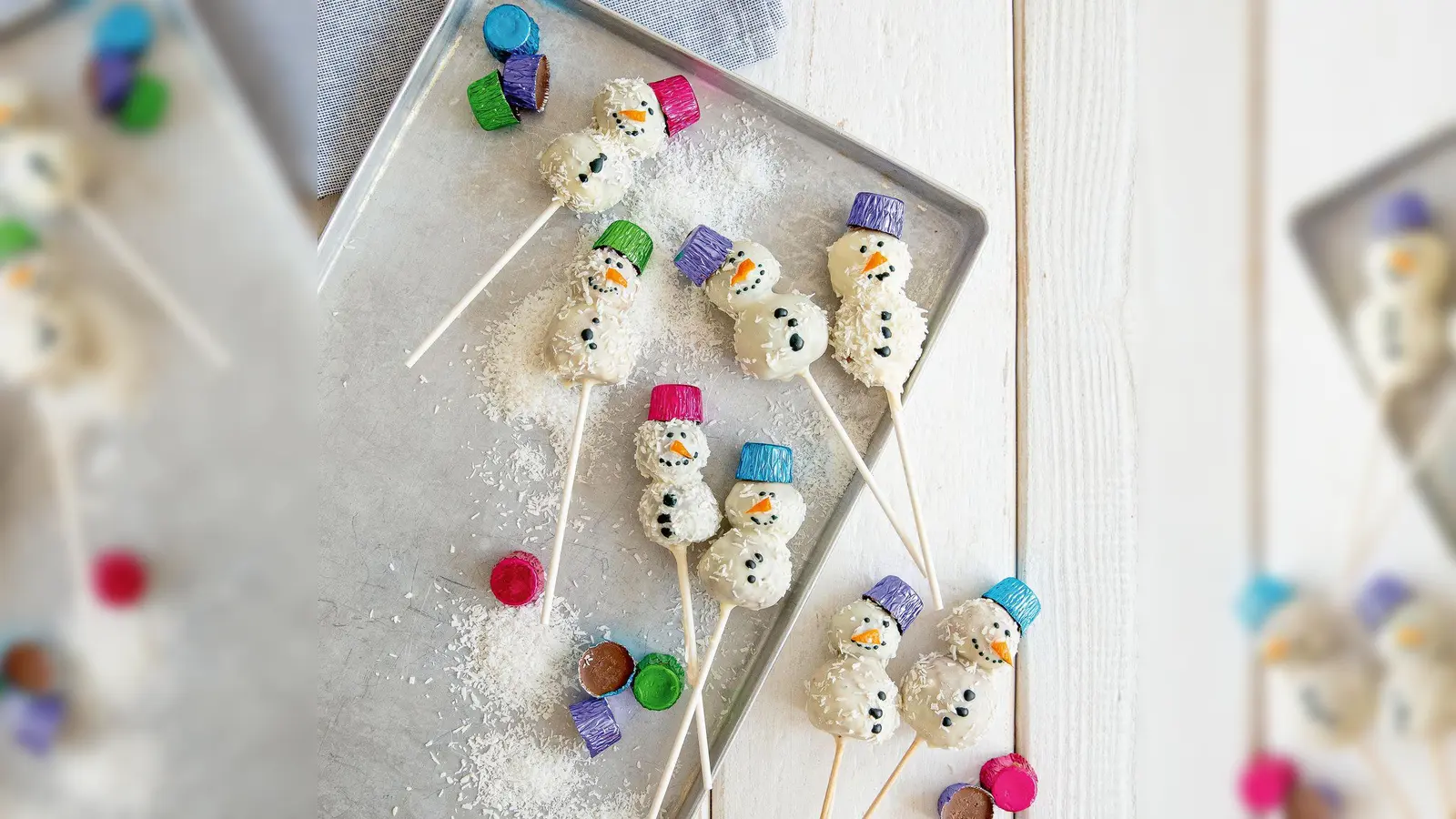 Für die Schneemänner kommt auf jeden Spieß erst eine große Kugel als Schneemannbauch, dann eine kleine Kugel als Kopf. Gesicht und Knöpfe werden mit brauner Zuckerschrift gemalt.  (Foto: Claudia Timmann/StockFood Studios/GU/dpa-tmn)