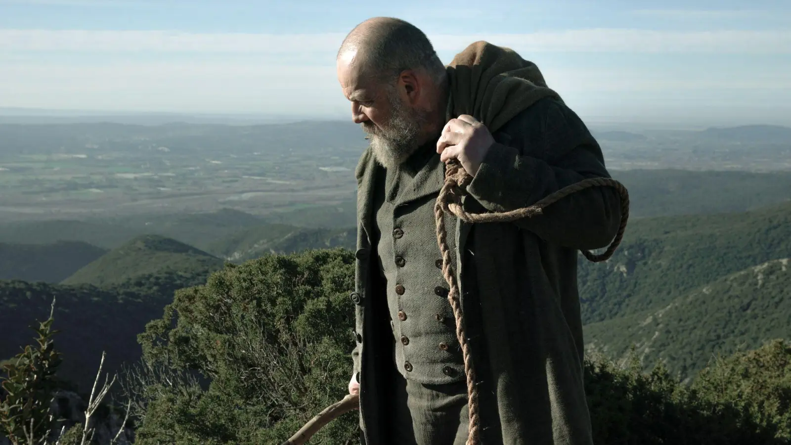 Das Leben voller Gewalt, Ungerechtigkeit, Misstrauen und Entbehrung haben aus Valjean (Grégory Gadebois) einen Mann voller Hass gemacht.  (Foto: -/Happy Entertainment/dpa)