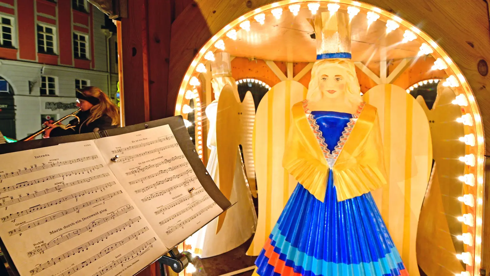 Lichterganz und Weihnachtsmusik am Ansbacher Markt. (Foto: Jim Albright)