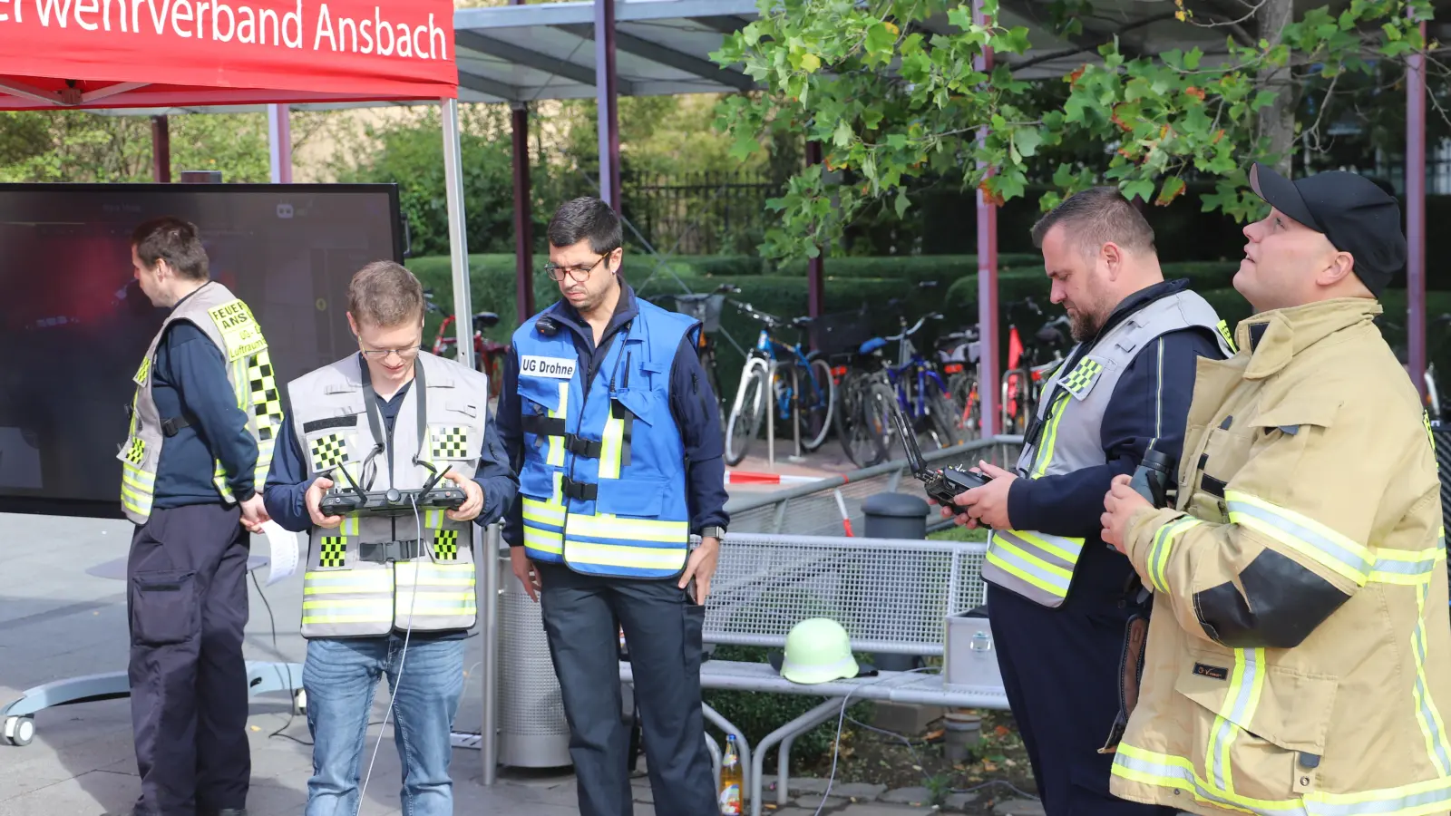 Wo ist die Drohne? Diese Feuerwehrleute kümmern sich um das Gerät der FFW Ansbach. (Foto: Oliver Herbst)