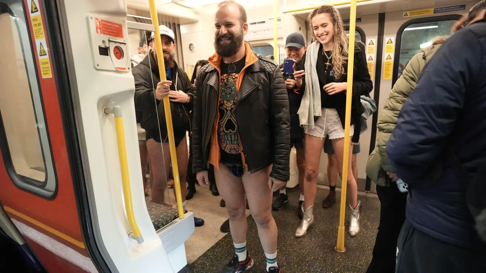 Mitten im Winter fahren Menschen in der britischen Hauptstadt London ohne Hose in die U-Bahn. (Foto: Stefan Rousseau/PA Wire/dpa)