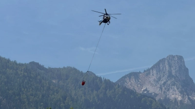 Weil das Gebiet schwer zugänglich ist, wird vor allem aus der Luft gelöscht.   (Foto: Matthias Brüning/dpa)