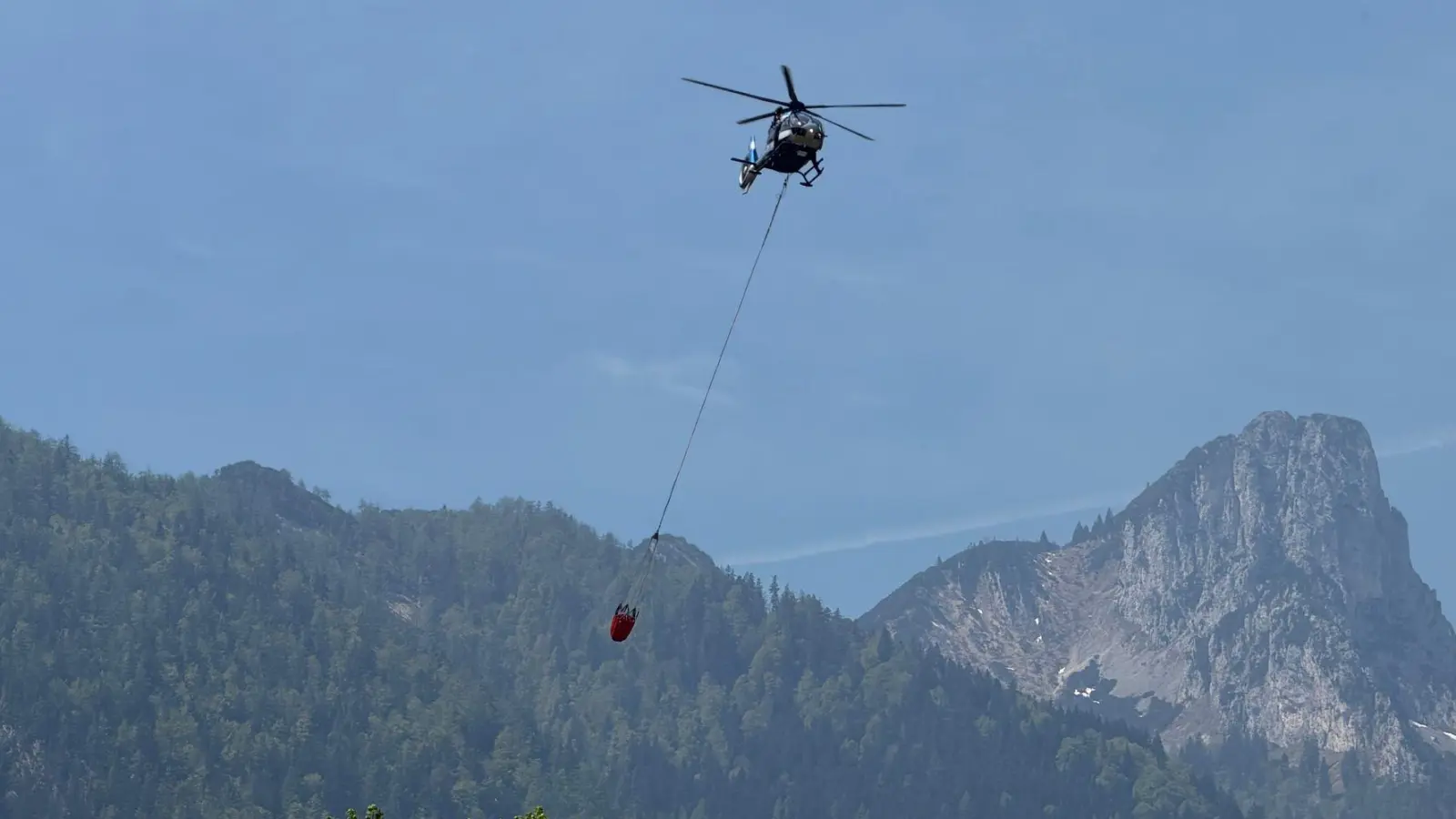 Weil das Gebiet schwer zugänglich ist, wird vor allem aus der Luft gelöscht.   (Foto: Matthias Brüning/dpa)
