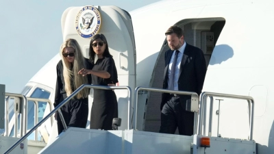 Vizepräsident JD Vance (r), Second Lady Usha Vance (M) und Erika Kirk. (Archivbild) (Foto: Ross D. Franklin/AP/dpa)