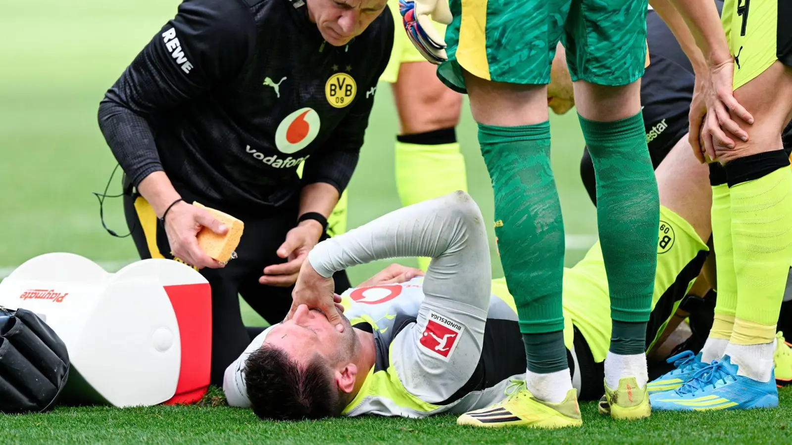 Niklas Süle erlebte in Hoffenheim einen Nachmittag zum Vergessen. Immerhin ist er weniger schwer verletzt als befürchtet. (Foto: Uwe Anspach/dpa)