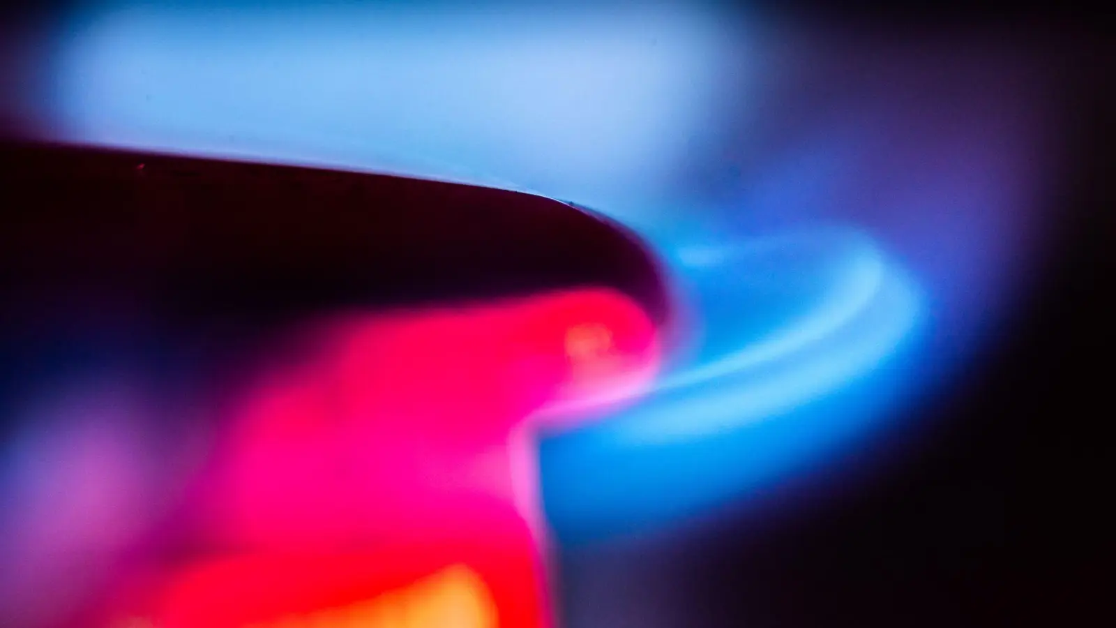 Die zuletzt gestiegenen Gas-Großhandelspreise werden sich nach Ansicht des IW-Energieexperten Malte Küper voraussichtlich nicht auf die Gas-Verbraucherpreise auswirken.  (Foto: Frank Rumpenhorst/dpa)