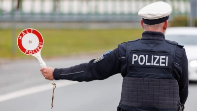 Die Bundespolizei hält den mutmaßlichen Schleuser bei Kirchdorf am Inn auf und nimmt ihn fest. (Symbolbild) (Foto: Daniel Karmann/dpa)